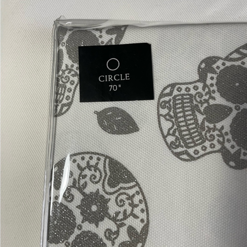 NWT HALLOWEEN TABLECLOTH.   CYNTHIA ROWLEY  Skulls   70” Round.    100% Cotton - Picture 4 of 4